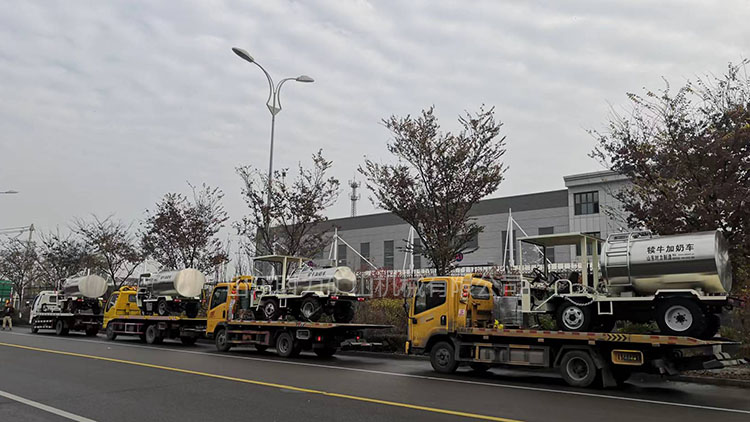 時力電動三輪犢牛加奶車和電動四輪加奶車相繼發貨